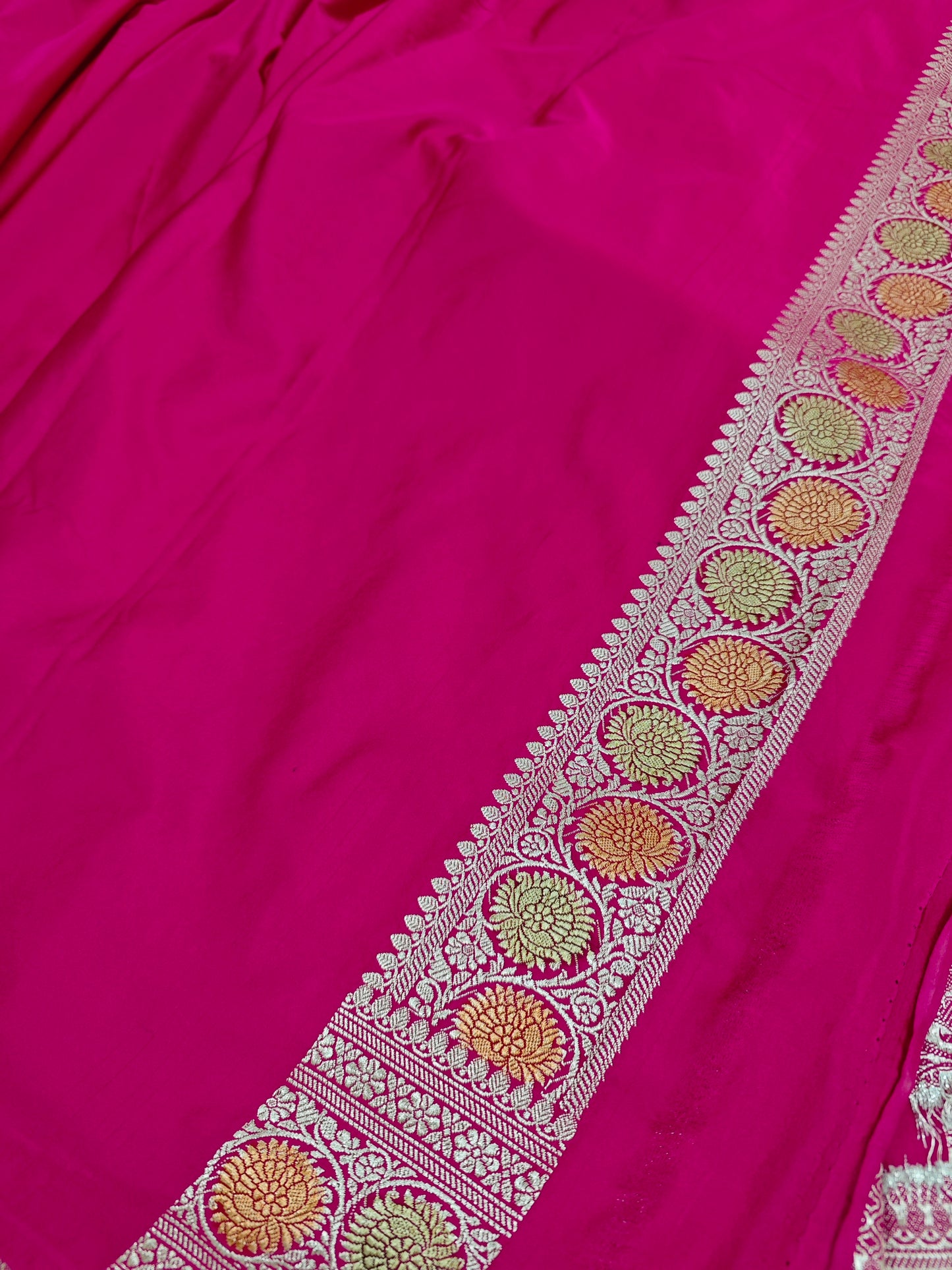 Rani Rangkaat Mashru Katan Jaal MS16